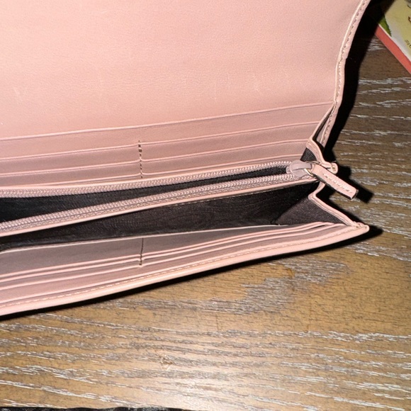 Gucci Wallet NWOT comes in original box and dust bag. - Picture 4 of 5